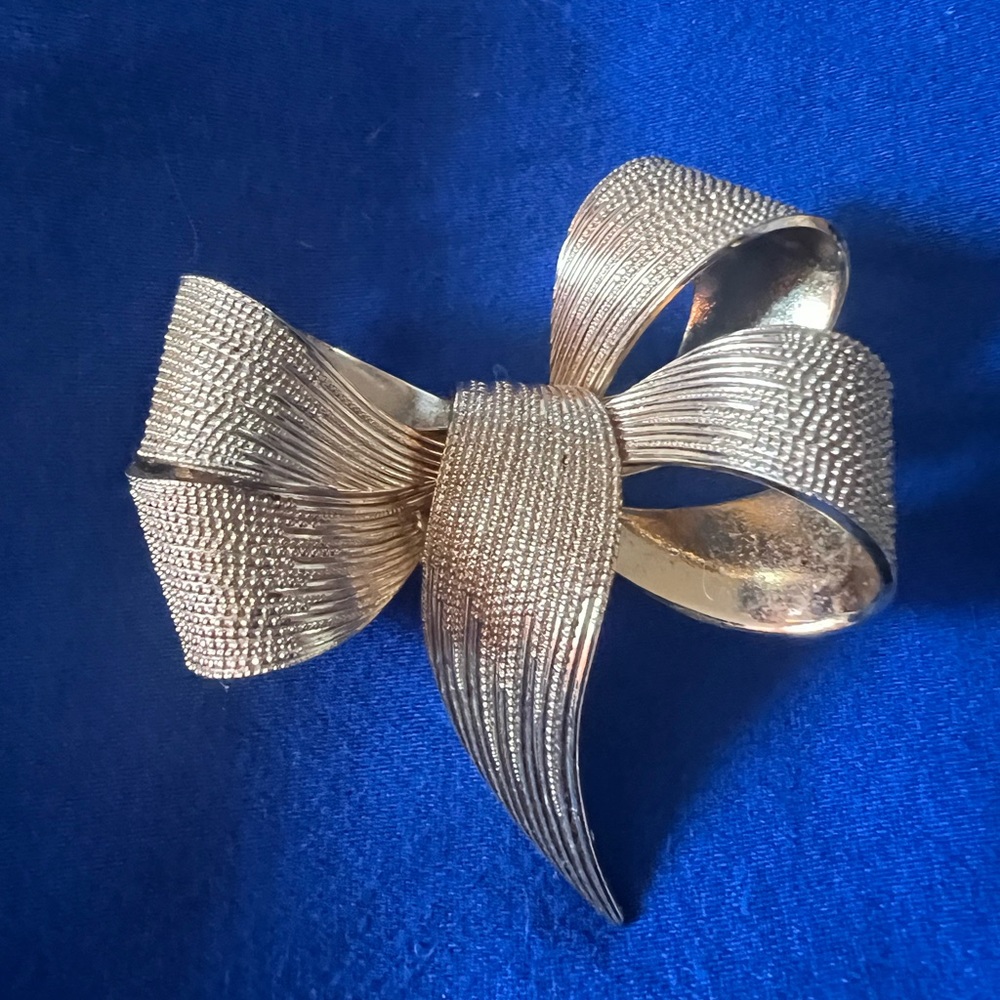 Vintage Henkel Grosse 1967 Germany Gold Tone Textured Bow/Brooch Pin